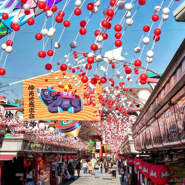 今日から12月 仲見世商店街には早くも正月の装飾となりました 今の浅草は密にならず コマチヘア