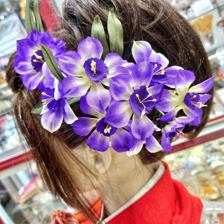 瑞々しい水仙の花髪飾りです ホームページでは紫のみの取り扱いになってますが 店 コマチヘア